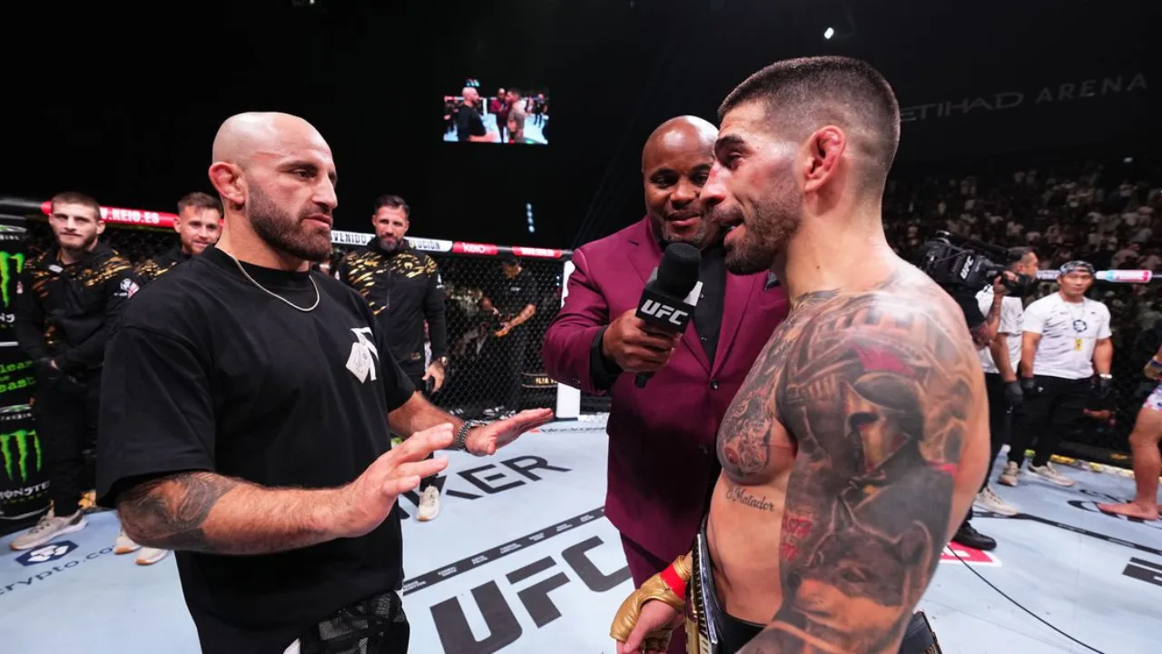 Alexander Volkanovski, Ilia Topuria and Daniel Cormier with the mic